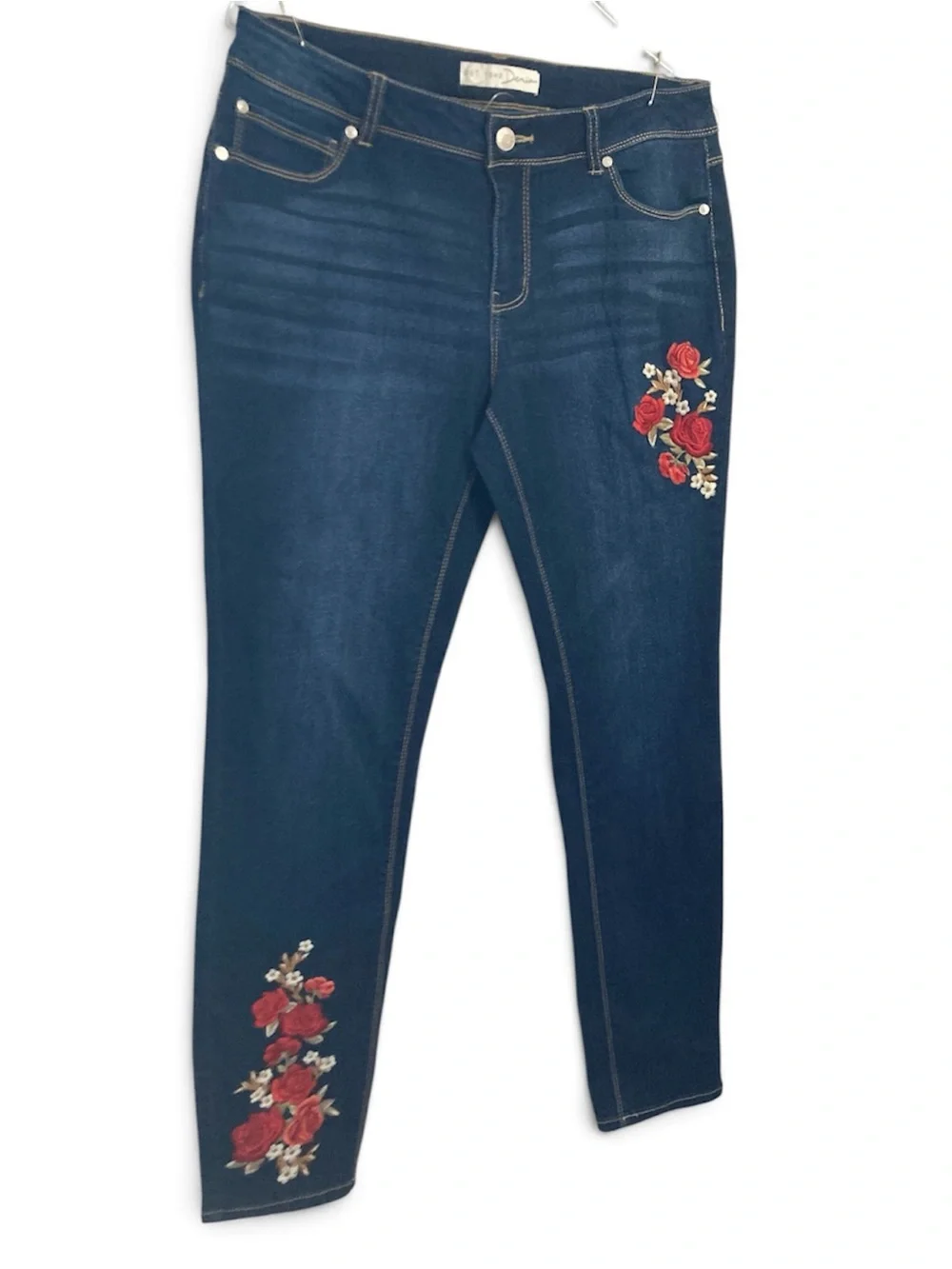 NWT  C est. 1946 Sz 8 Jeans Embroidered Rose Mid Rise